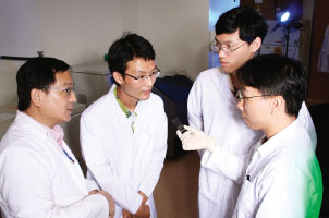 Assoc Prof Too Heng-Phon in discussion with students from the CPE programme