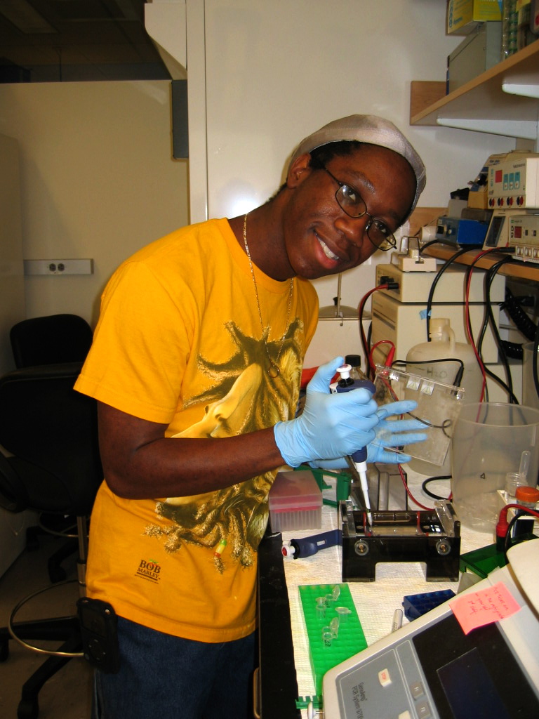 markeith loading a gel.jpg