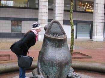 Alona and the frog statue
