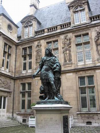 Statue outside Musee Carnavalet