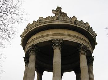 greek temple in parc des buttes chaumont