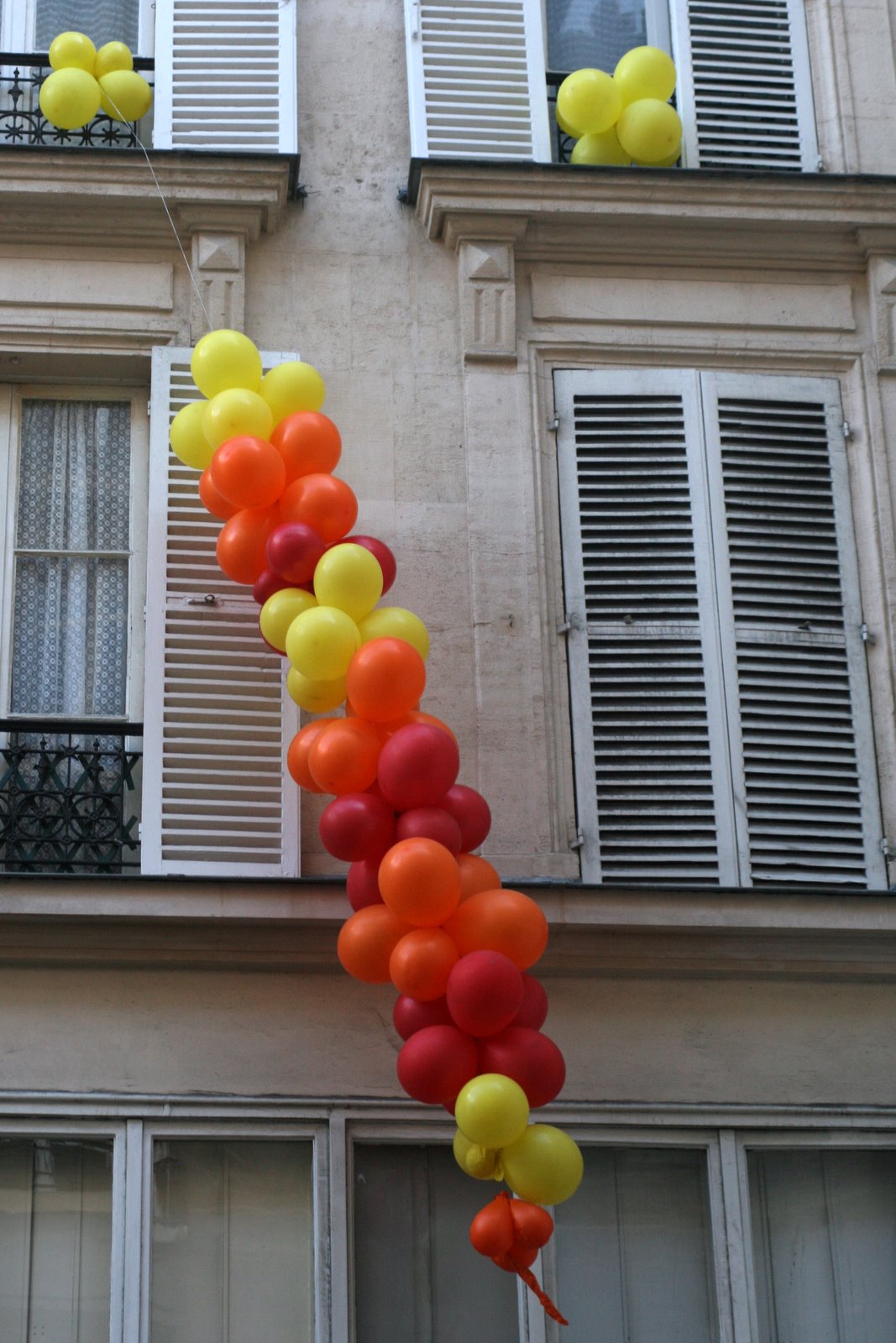 balloons in street