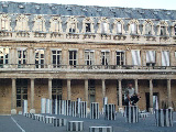 Les colonnes de Varenne contrast with the Royal Court