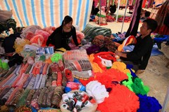 Vietnam0558_BacHa_DressMarket