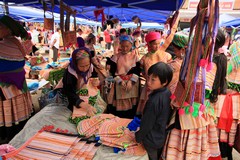 Vietnam0575_BacHa_DressMarket