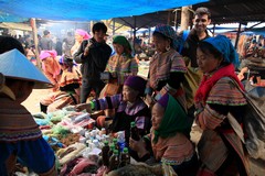 Vietnam0889_BacHa_TextileMarket