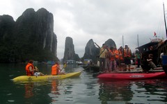 Vietnam4590_HaLong_Kayak