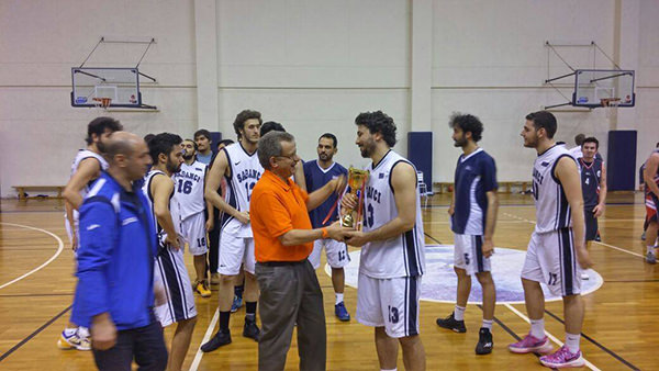 After the Basketball Championship game, with SU team captain Barış Esen and other SU players (23 March 2016)