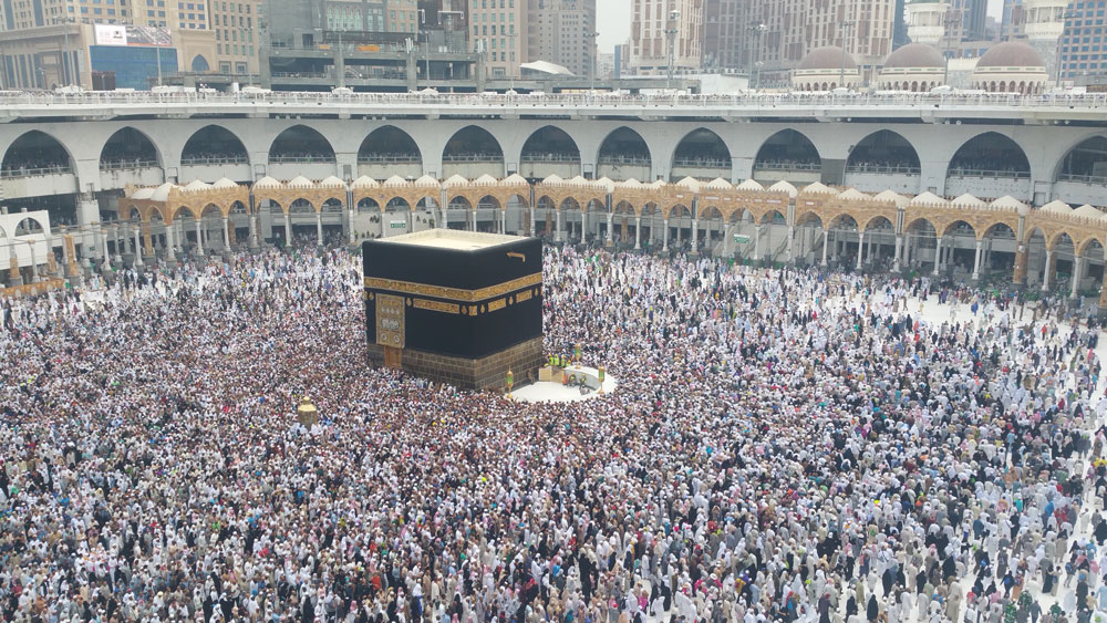 thousands gather at the annual muslim Hajj