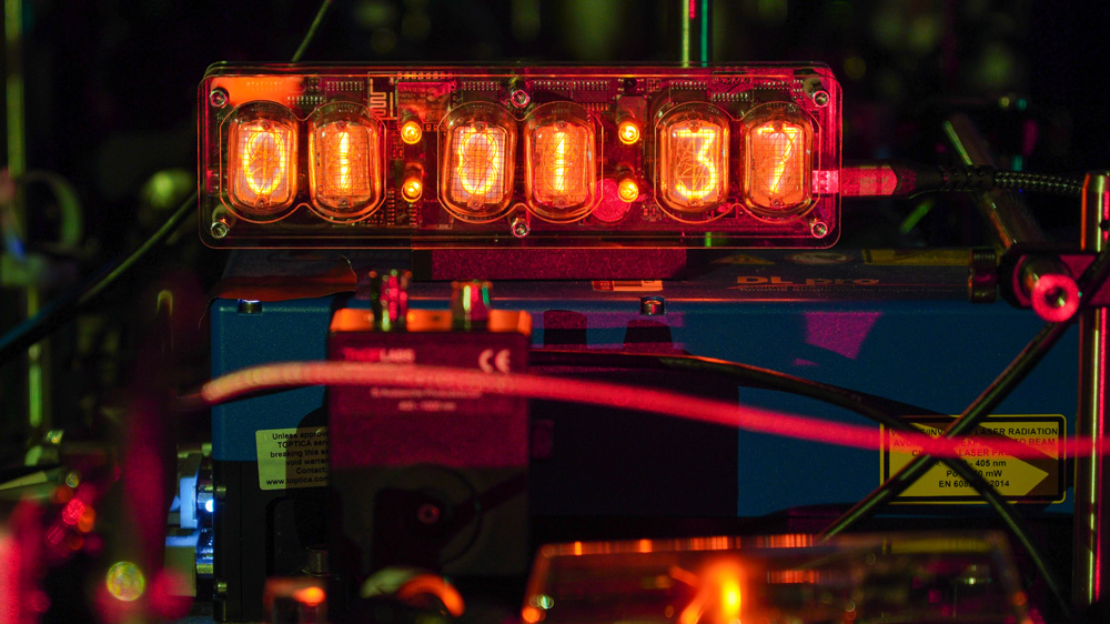 An atomic clock read out
