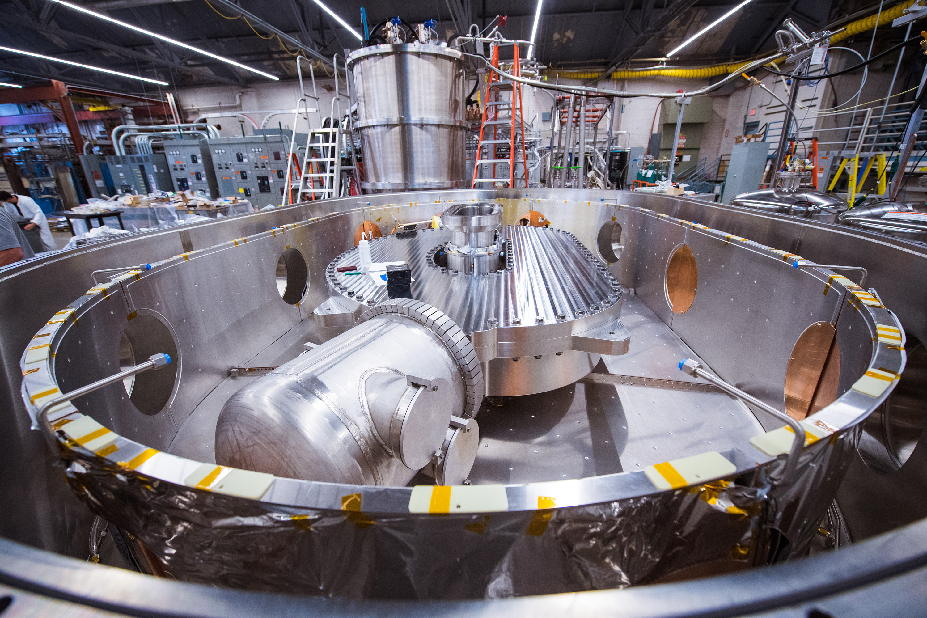 d-shaped high-temperature superconducting magnet inside an oval cryostat which is part of a magnet test stand in a lab at MIT