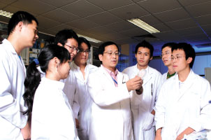 Assoc Prof Too Heng-Phon with students from the CPE Programme, which offers a cutting edge curriculum in the fields of molecular engineering and process science focused on the pharmaceutical industry
